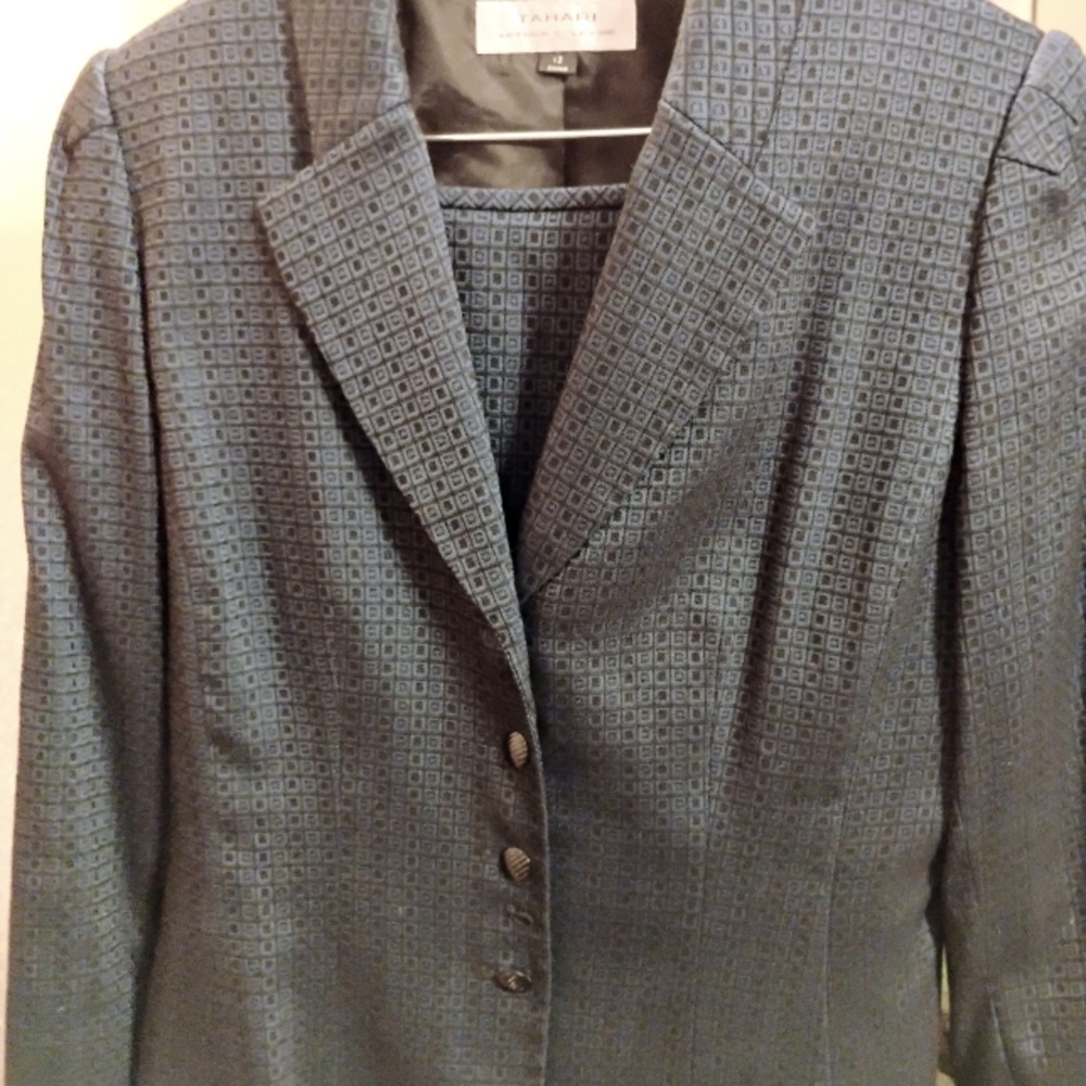 Tahari lined suit. Gorgeous pleats in back. Blueish/teal and black 🖤
